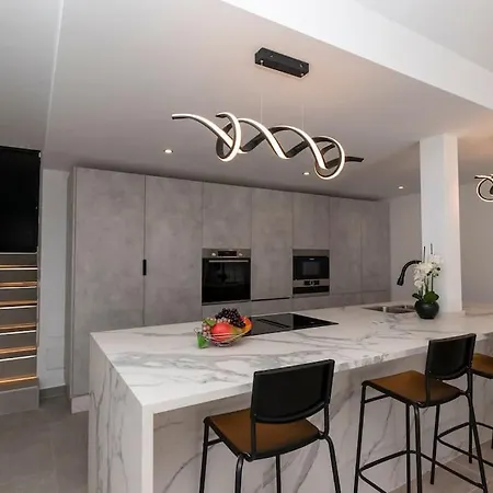 Modern 3 Bedroom With Hot Tub In Вилла