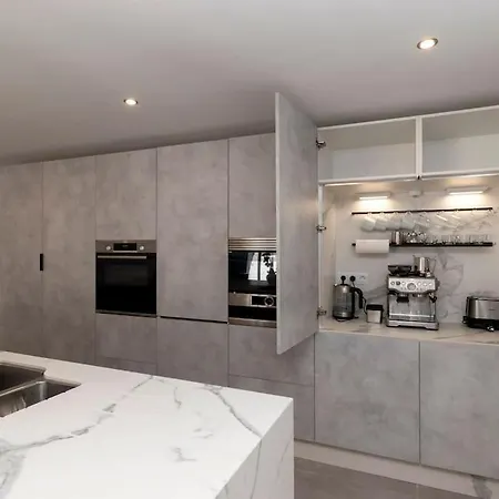 Modern 3 Bedroom With Hot Tub In Вилла *