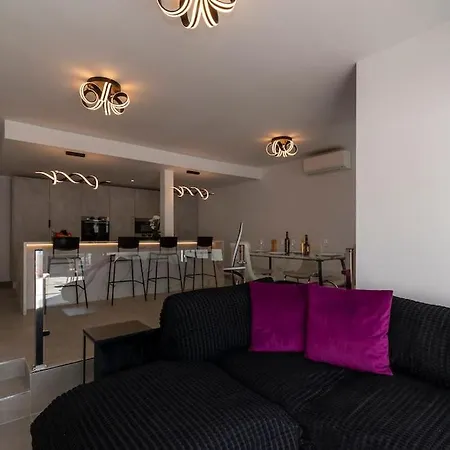 Modern 3 Bedroom With Hot Tub In Вилла Адехе