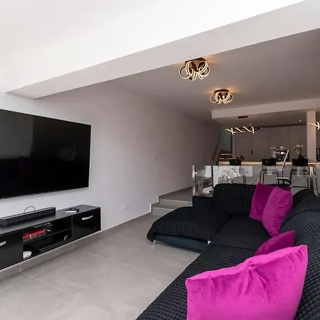 Modern 3 Bedroom With Hot Tub In * Адехе