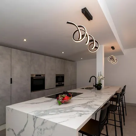 Modern 3 Bedroom With Hot Tub In Адехе