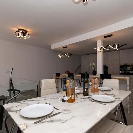 Вилла Modern 3 Bedroom With Hot Tub In *