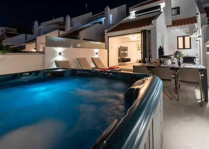 Villa Modern 3 Bedroom With Hot Tub In *