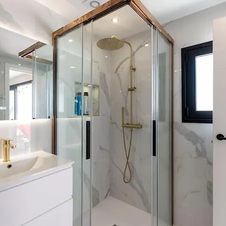 Modern 3 Bedroom With Hot Tub In