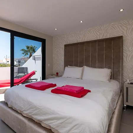 Modern 3 Bedroom With Hot Tub In