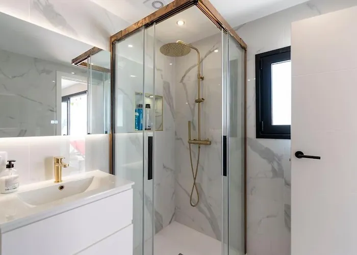 Modern 3 Bedroom With Hot Tub In