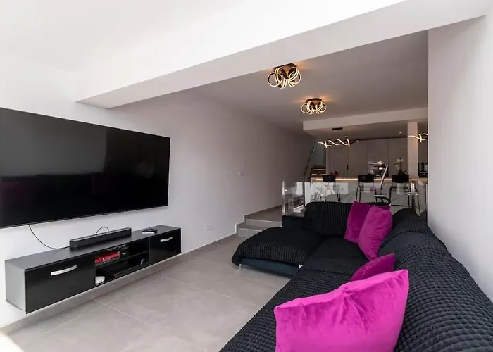 Modern 3 Bedroom With Hot Tub In * Costa Adeje (Tenerife)