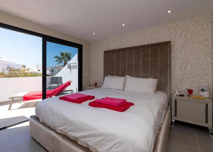 Modern 3 Bedroom With Hot Tub In