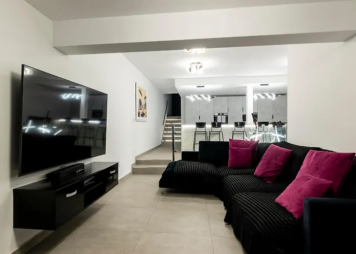 Modern 3 Bedroom With Hot Tub In אדחה