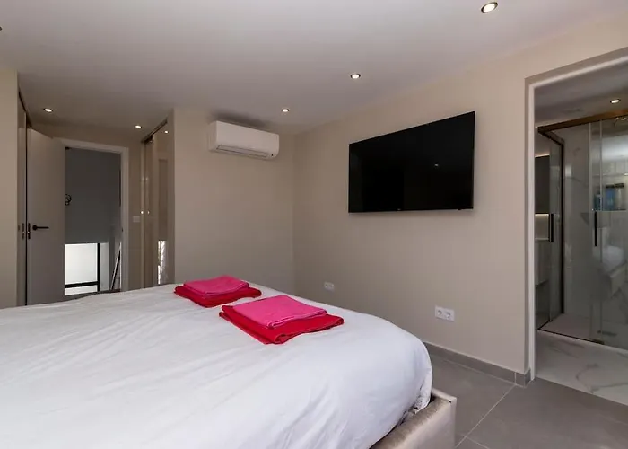Modern 3 Bedroom With Hot Tub In Villa Costa Adeje