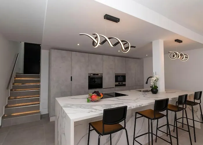 Modern 3 Bedroom With Hot Tub In Villa